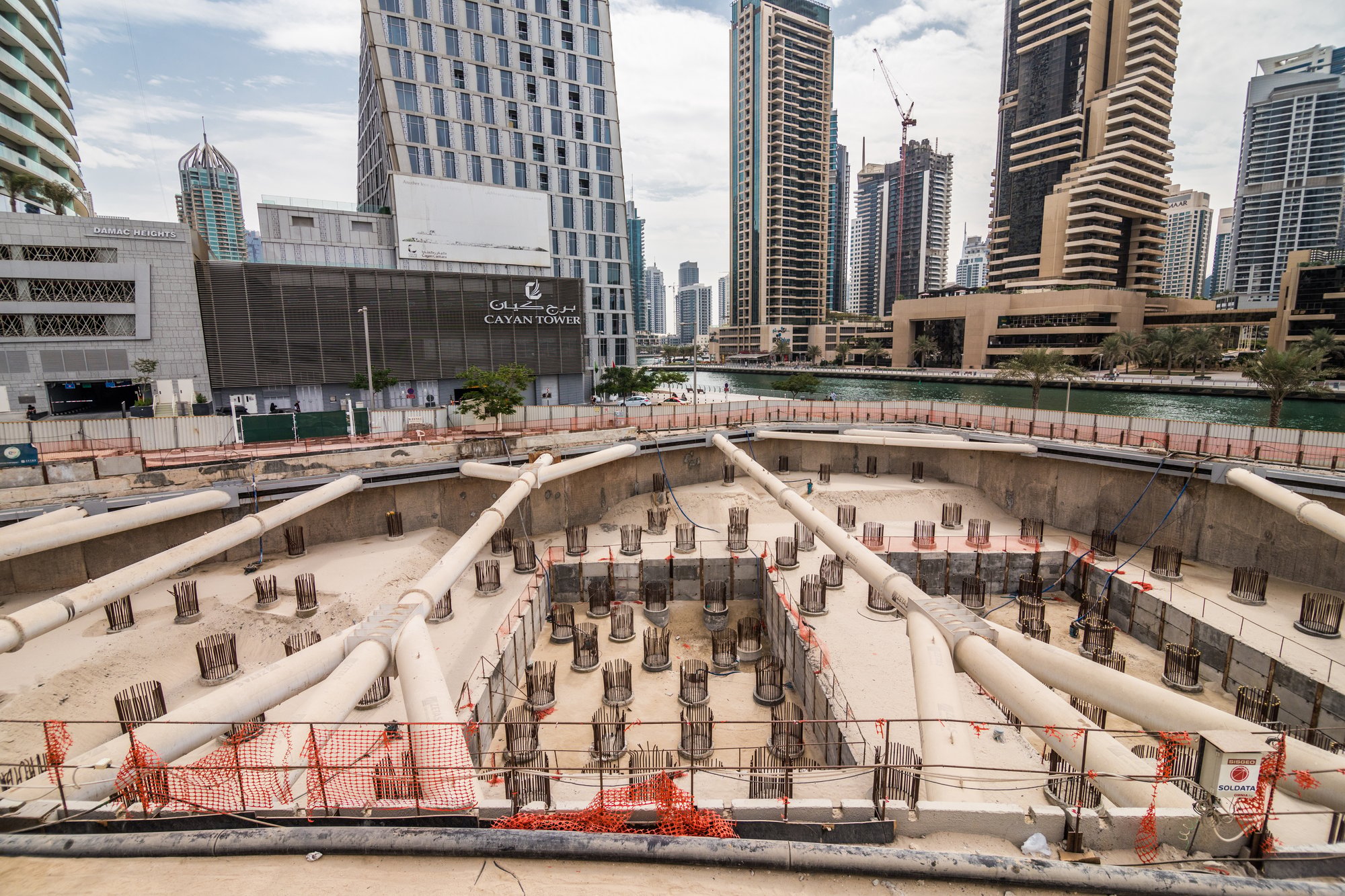construction-new-skycraper-dubai-united-arab-emirates (1)