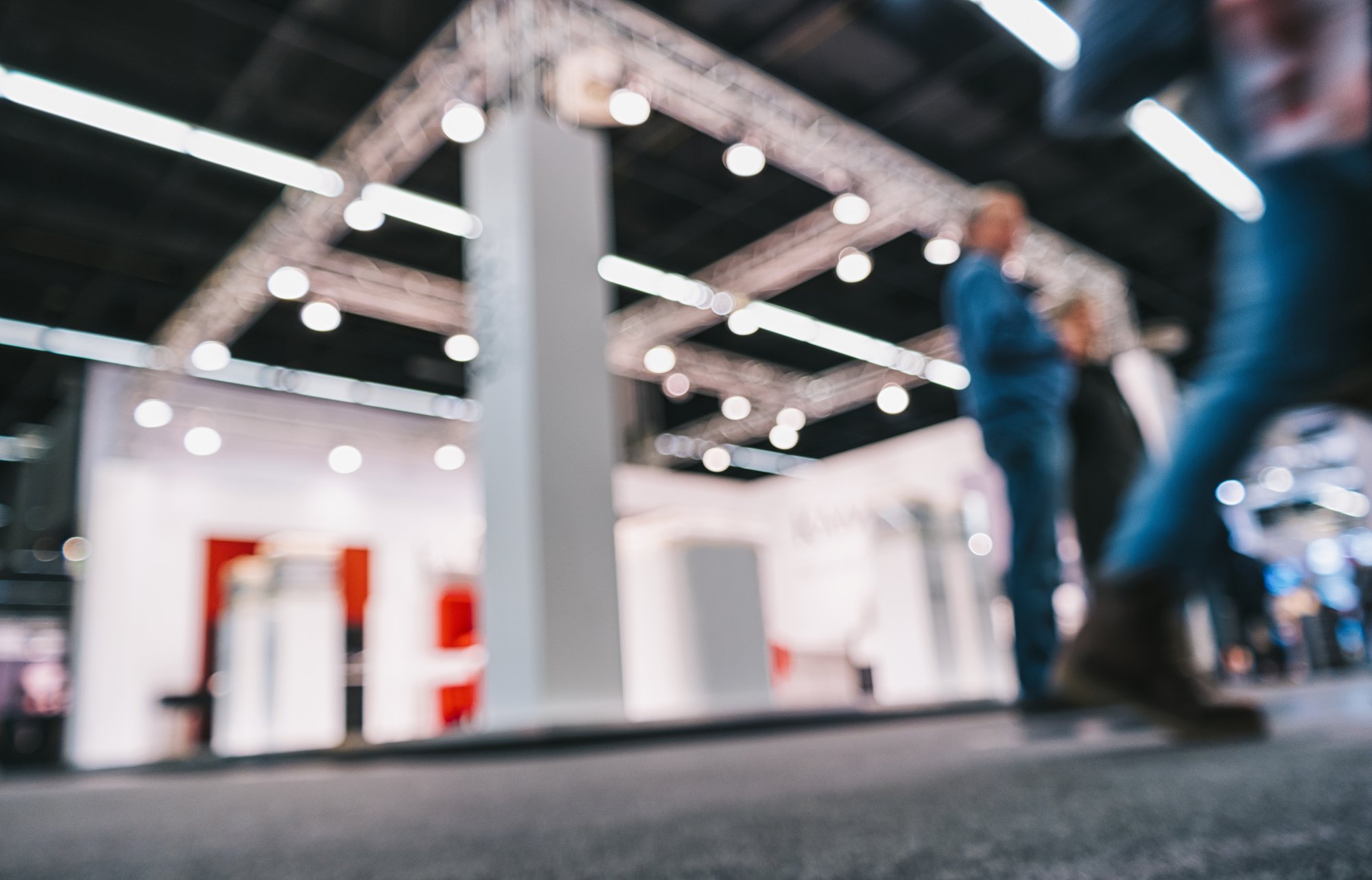 fondo-generico-de-stand-de-feria-con-un-efecto-de-desenfoque-aplicado