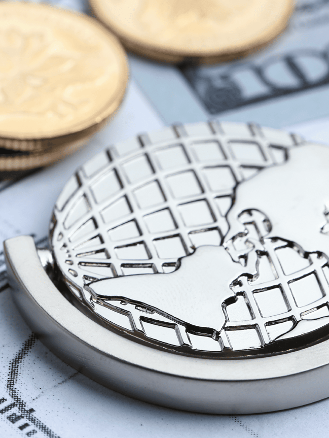 monedas-papel-moneda-globo-blanco-fondo-forma-estadistica