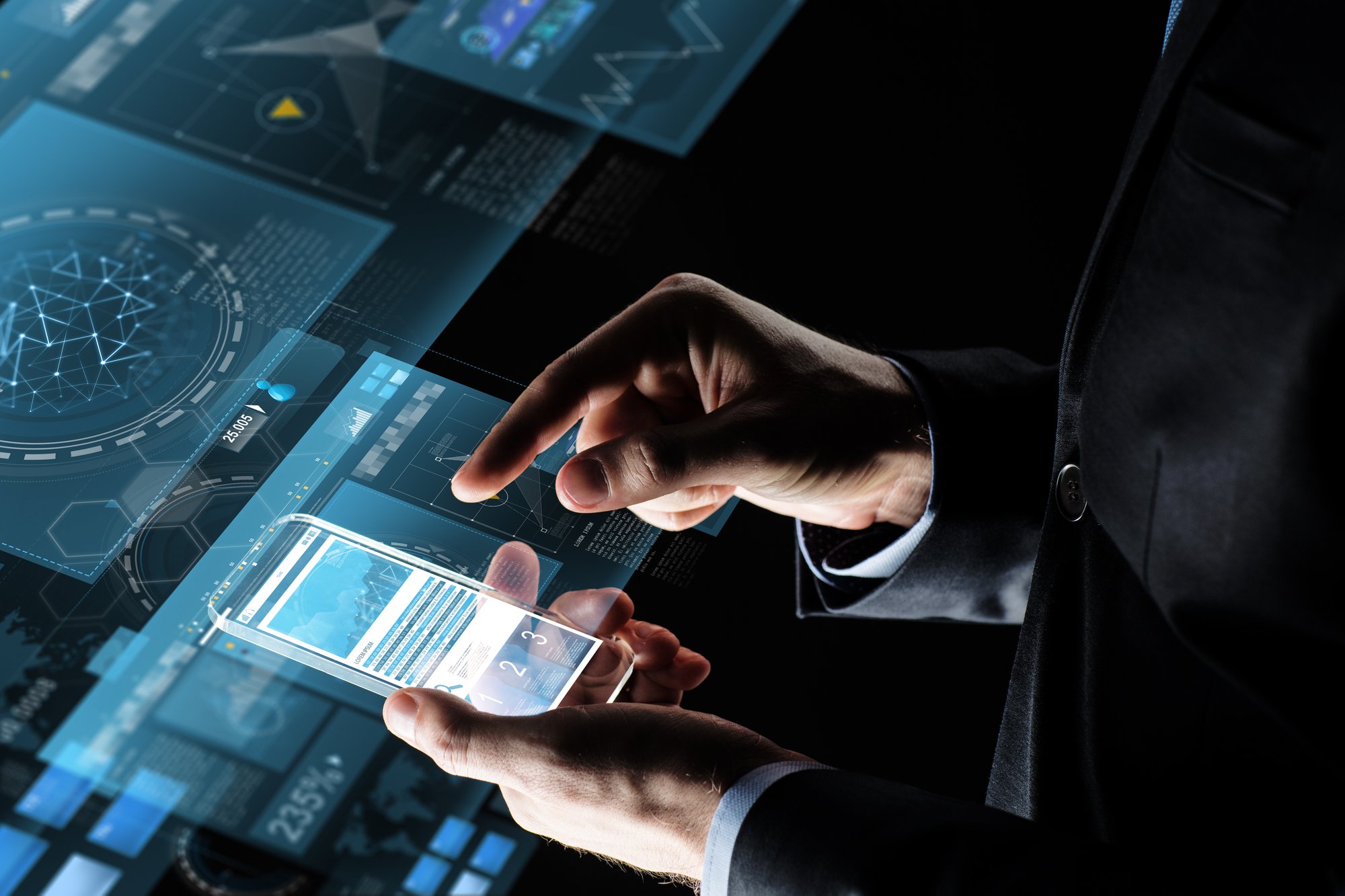 negocios-estadisticas-personas-y-concepto-de-tecnologia-futura-primer-plano-de-manos-de-empresarios-con-graficos-en-la-pantalla-transparente-del-telefono-inteligente-y-proyecciones-virtuales-sobre-fondo-n