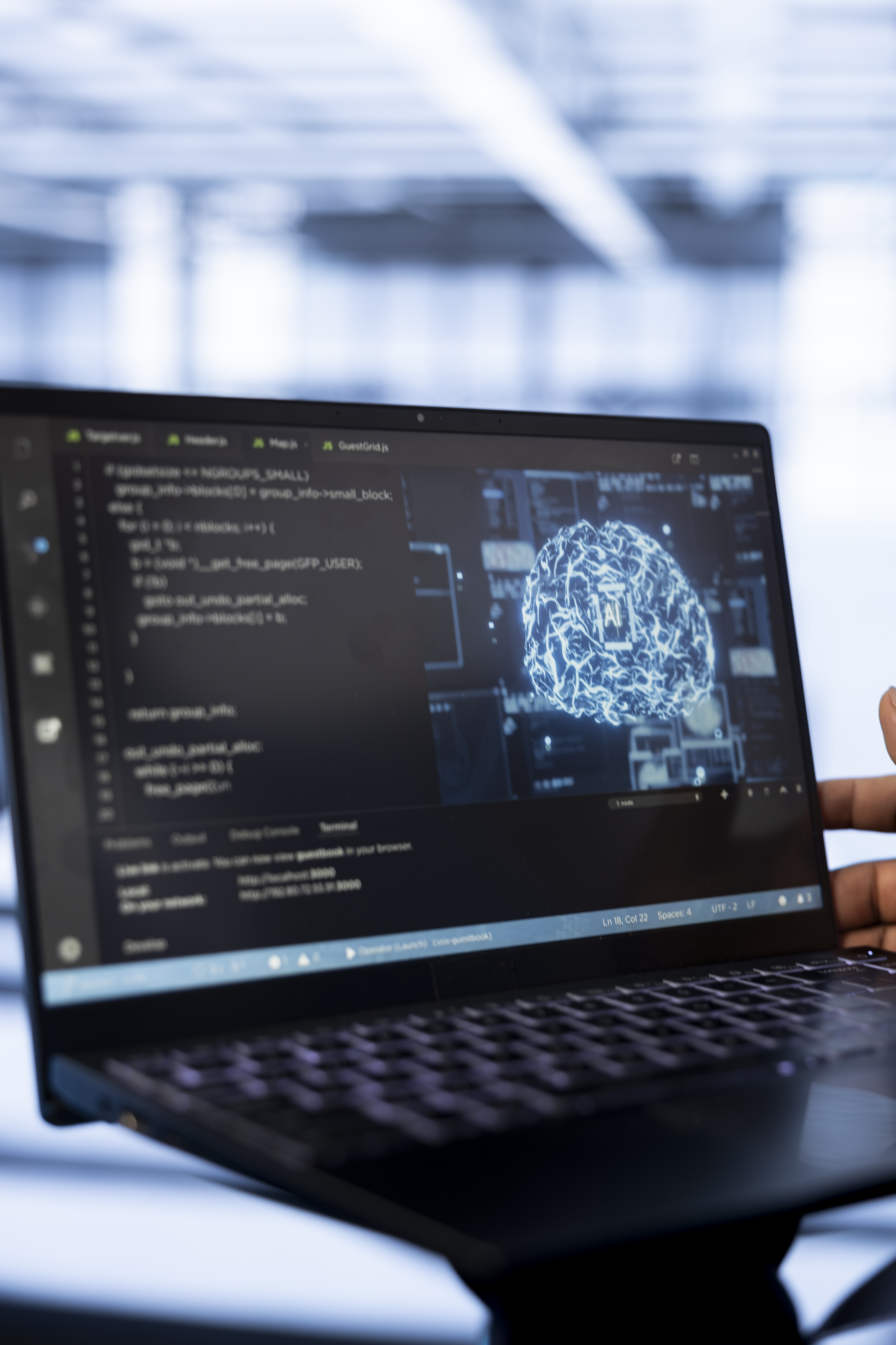 cientifico-informatico-usando-una-computadora-portatil-en-el-centro-de-datos-actualizando-la-ia
