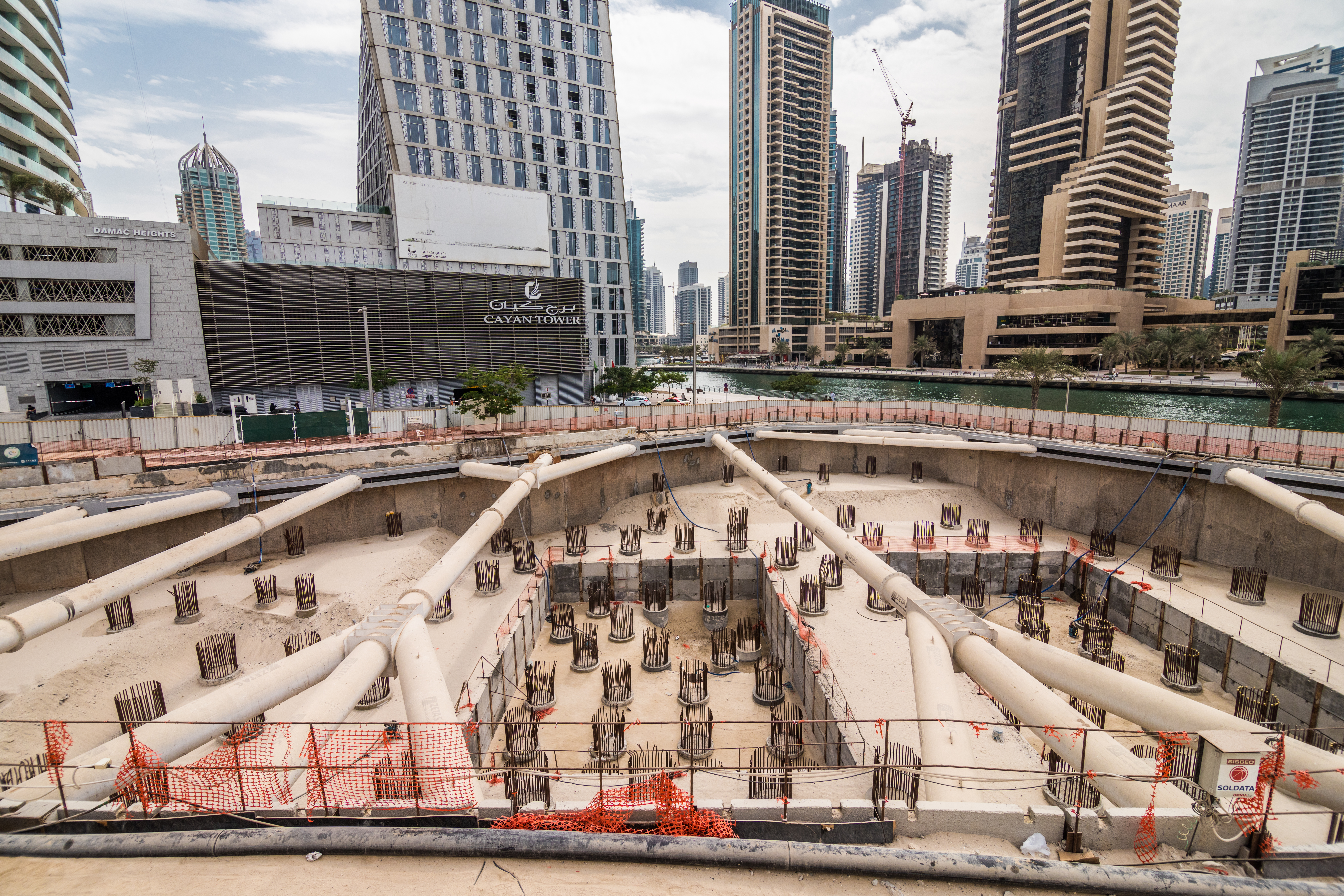 construction-new-skycraper-dubai-united-arab-emirates (1)