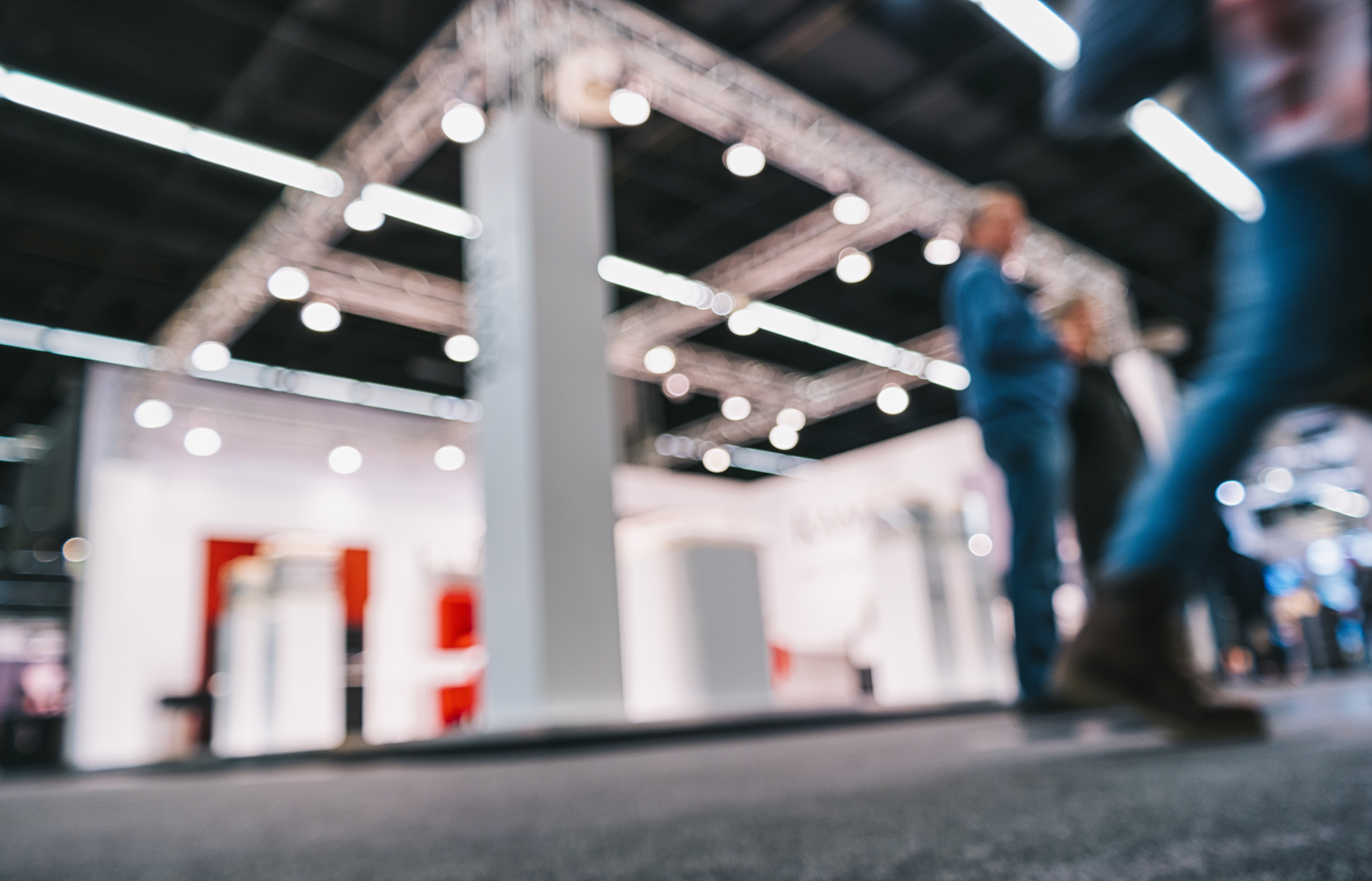 fondo-generico-de-stand-de-feria-con-un-efecto-de-desenfoque-aplicado